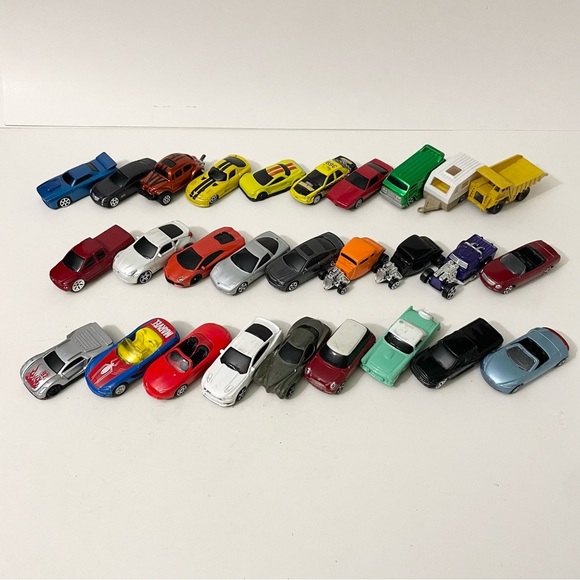 Lot of 28 Diecast Cars Maisto Toys - Picture 4 of 16